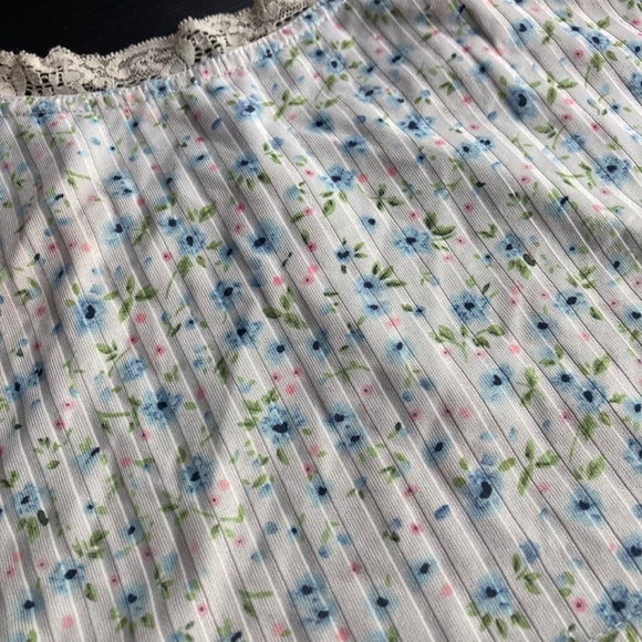 ROMWE CROPPED TOP SIZE XS - Picture 2 of 4